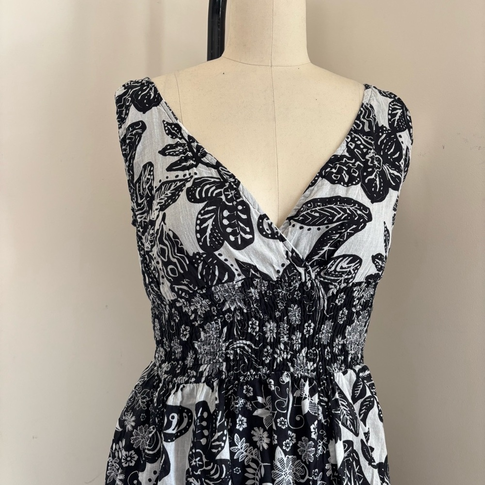 Black and white floral print midi dress with V-neck and elastic waist - Picture 2 of 5
